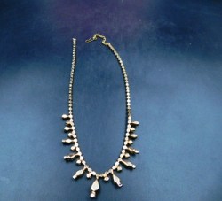 UNMARKED TEARDROP NECKLACE BK
